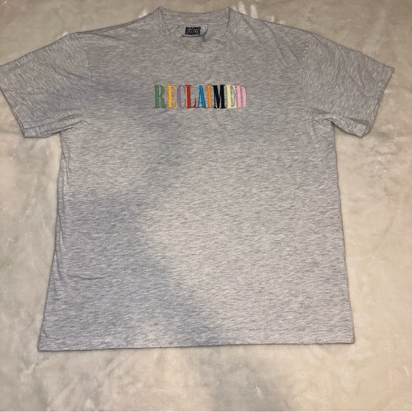 Reclaimed Vintage Gray Embroidered Reclaimed Graphic Tshirt Size Medium - Picture 2 of 9
